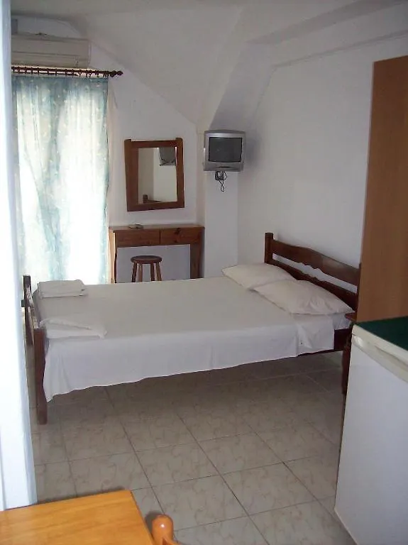 Petros Studios Poros  Poros (Kefalonia)